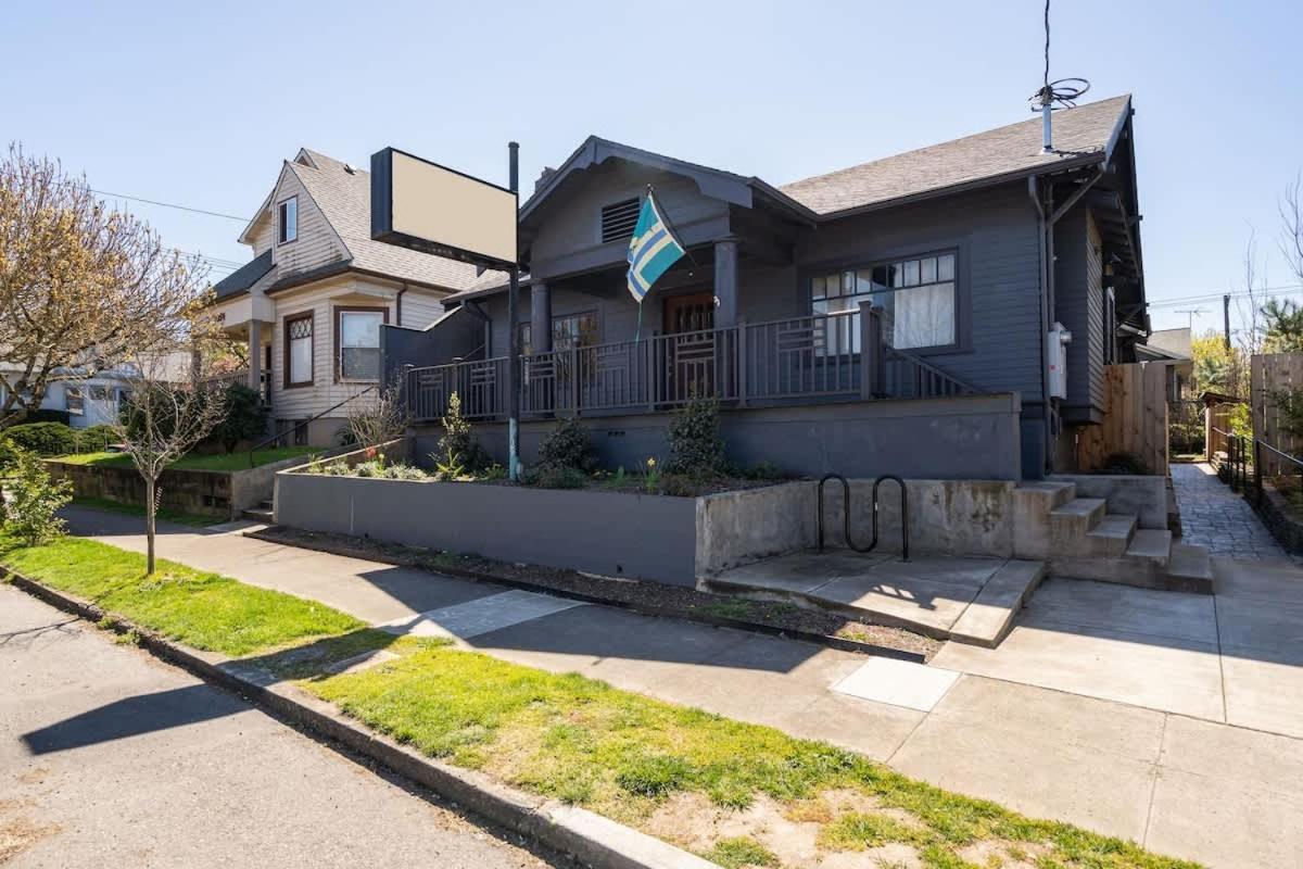 - Vibes Getaway Near Burnside & Laurelhurst!